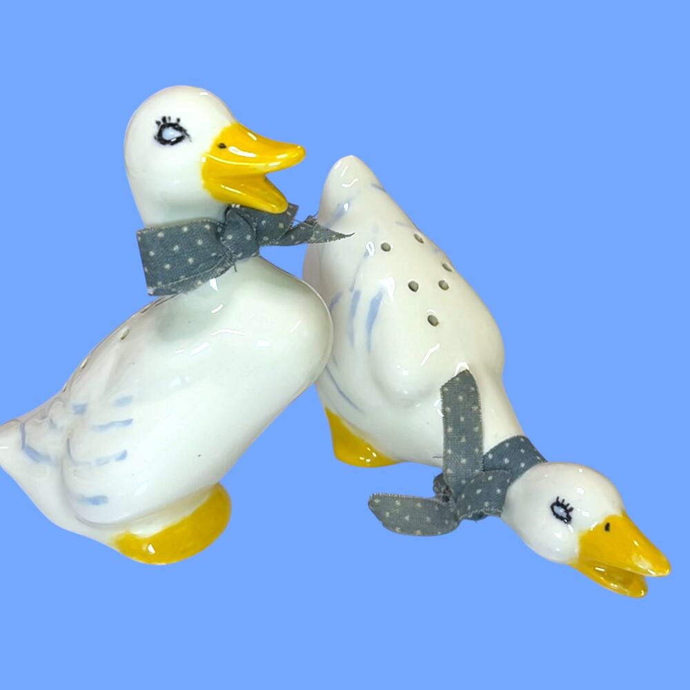 Vintage Goose Salt & Pepper Shakers Ceramic Blue Ribbon Country Cottage 1980s